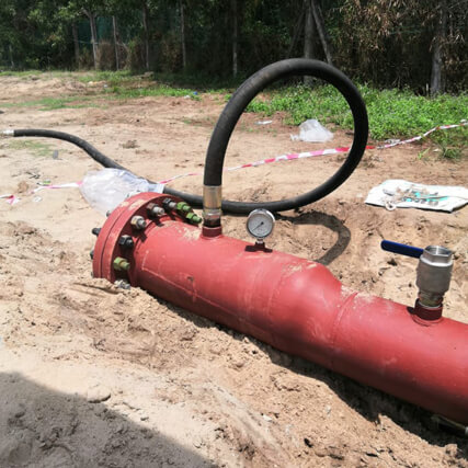 Hydrtostatic testing with pressure gauge and chart recorder calibration